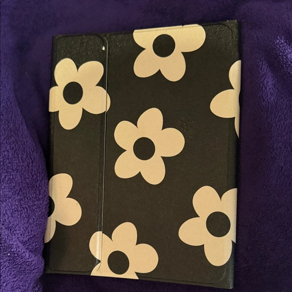 Black/Cream Daisy Print iPad Case/Keyboard